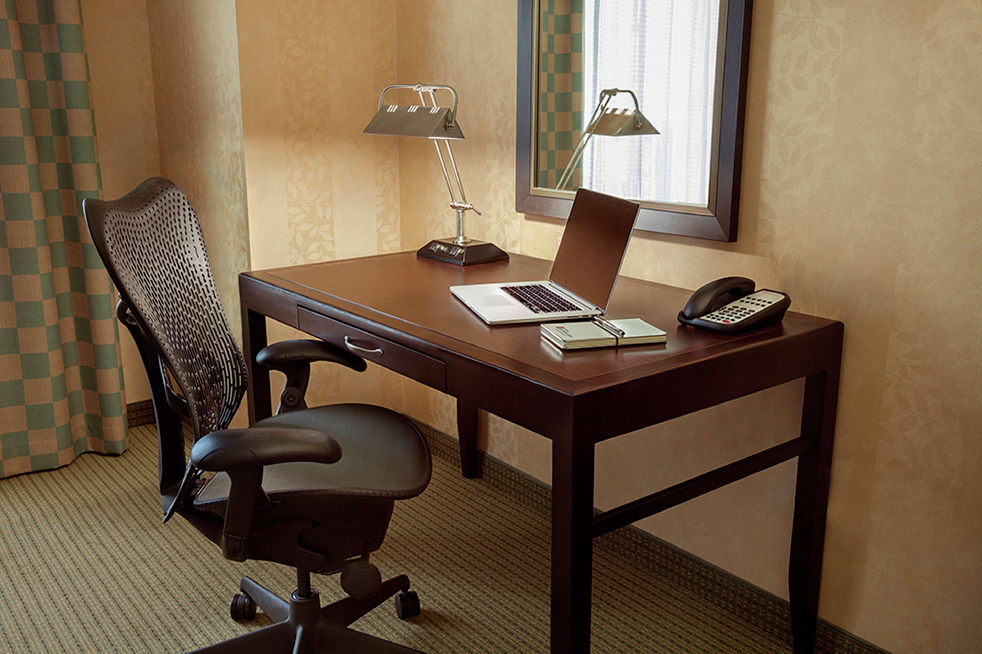 Revery Toronto Downtown, Curio Collection By Hilton Екстериор снимка
