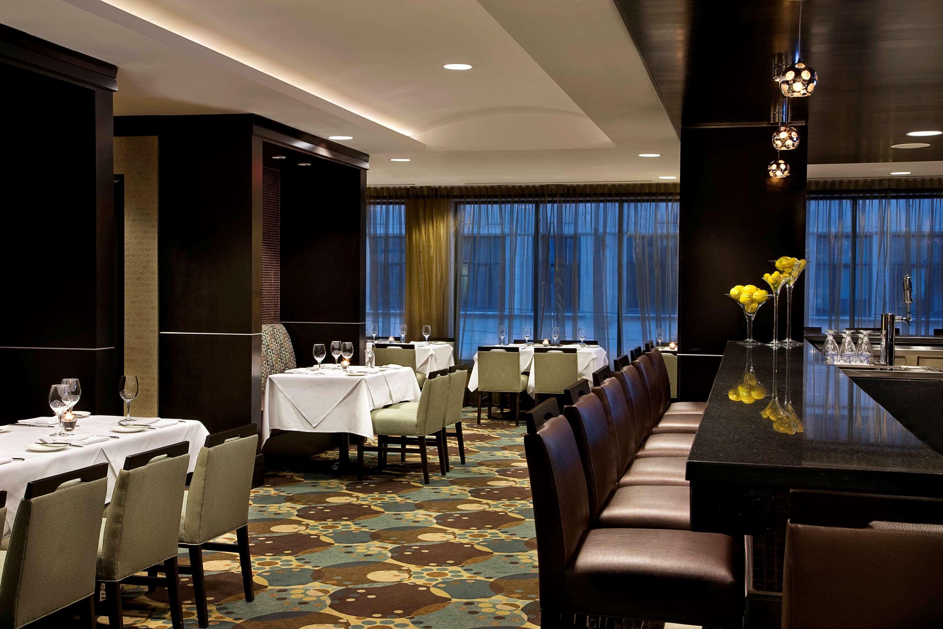Revery Toronto Downtown, Curio Collection By Hilton Ресторант снимка