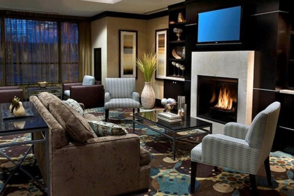 Revery Toronto Downtown, Curio Collection By Hilton Стая снимка