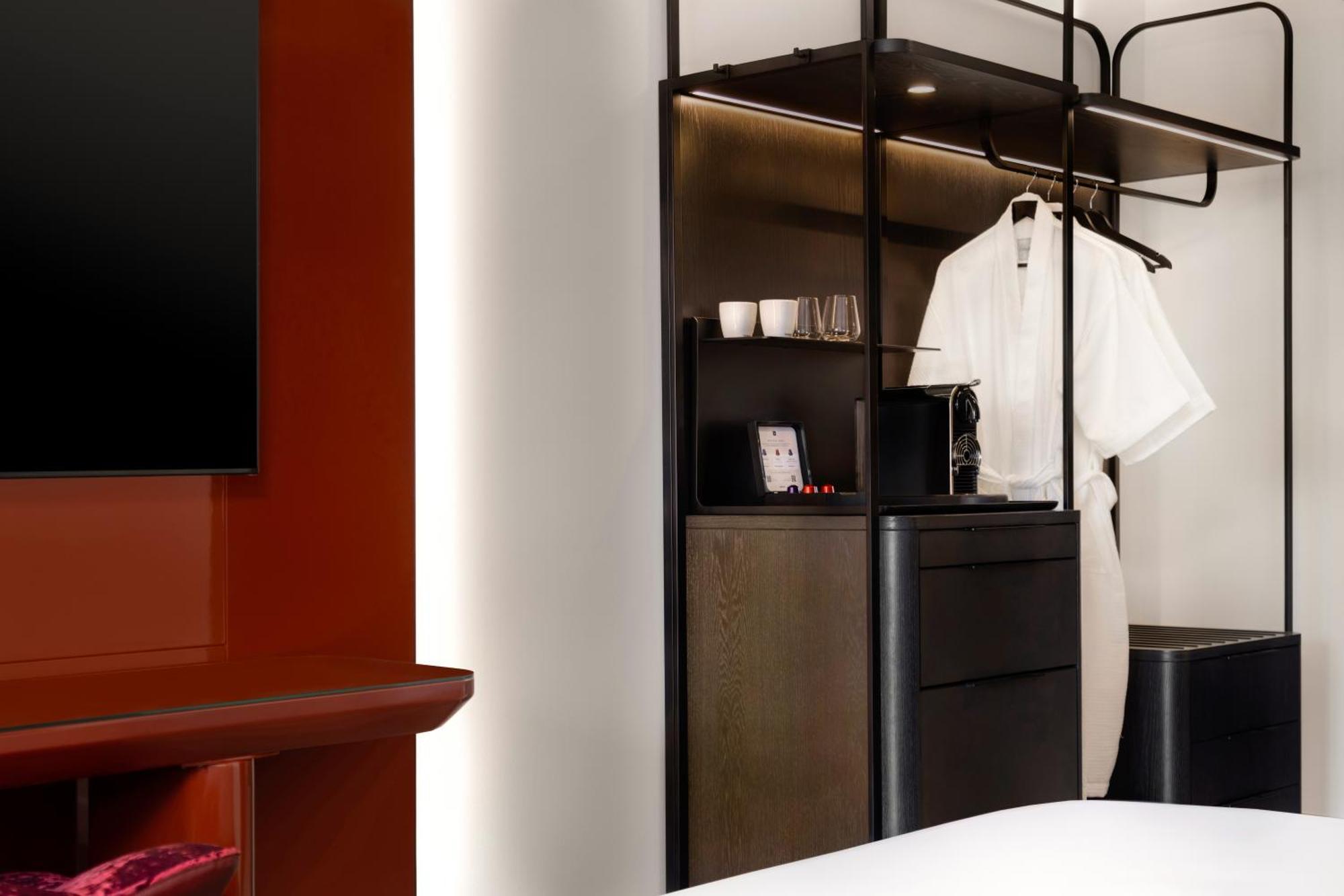 Revery Toronto Downtown, Curio Collection By Hilton Екстериор снимка