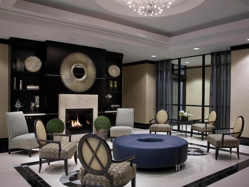 Revery Toronto Downtown, Curio Collection By Hilton Екстериор снимка