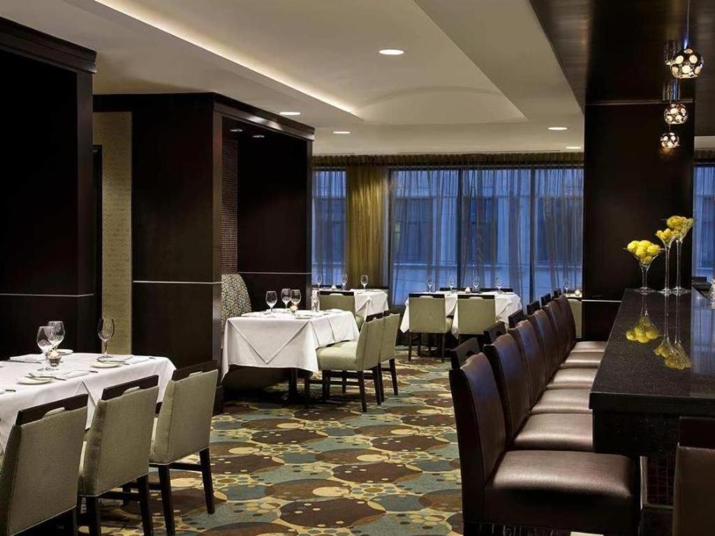 Revery Toronto Downtown, Curio Collection By Hilton Екстериор снимка
