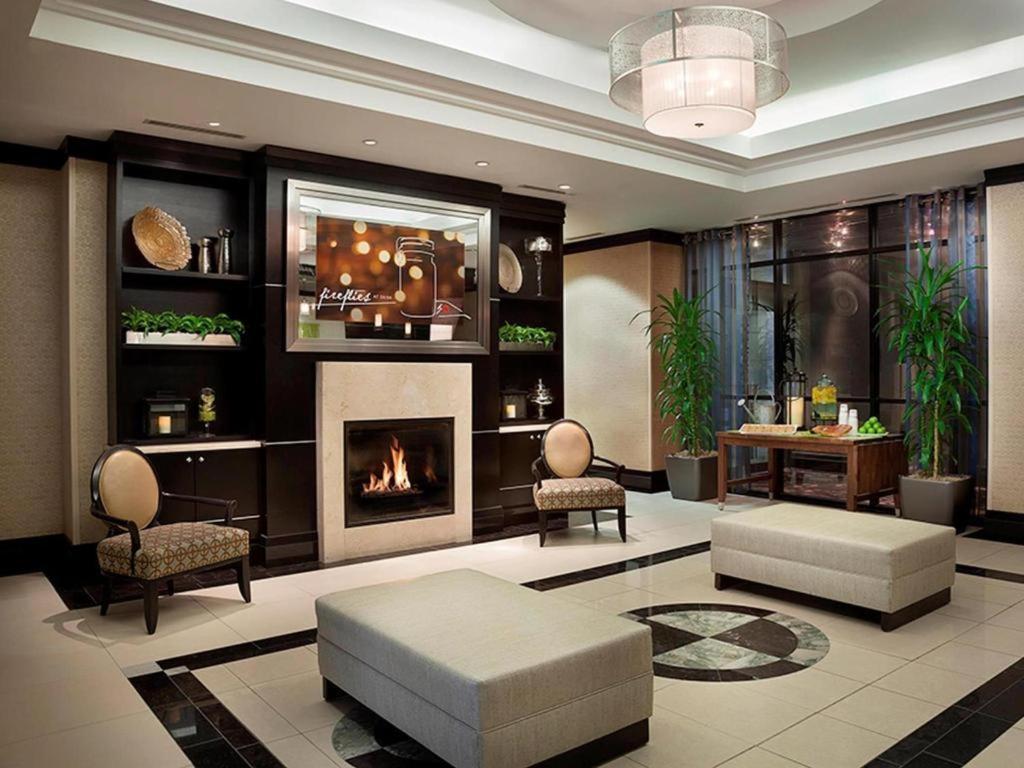 Revery Toronto Downtown, Curio Collection By Hilton Екстериор снимка