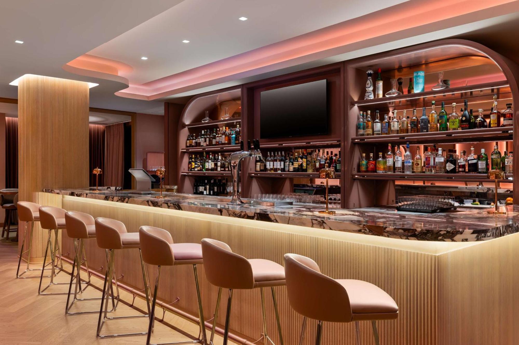Revery Toronto Downtown, Curio Collection By Hilton Екстериор снимка