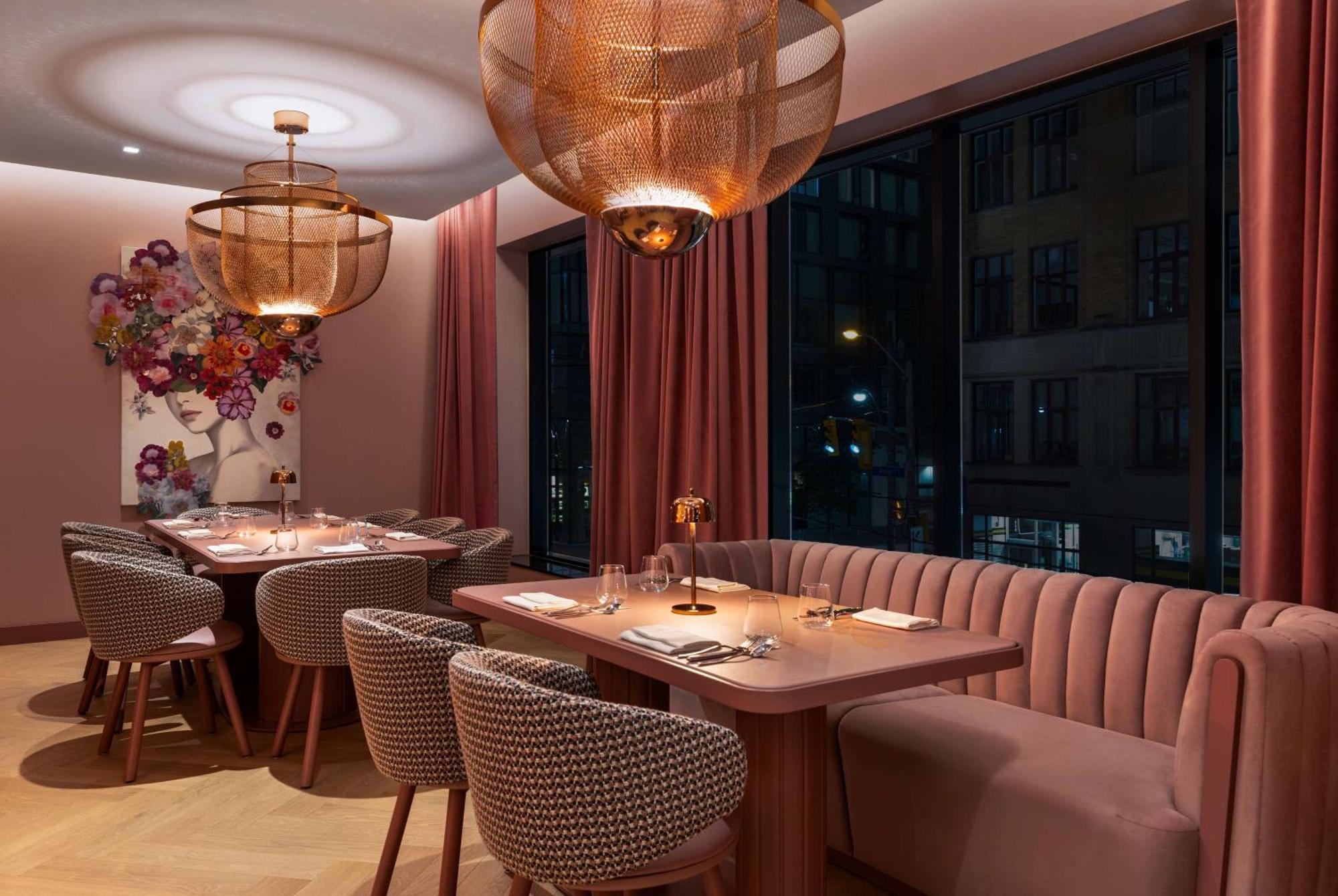 Revery Toronto Downtown, Curio Collection By Hilton Екстериор снимка
